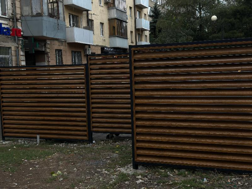 В центре Ростова вандалы «разобрали» новые контейнерные площадки