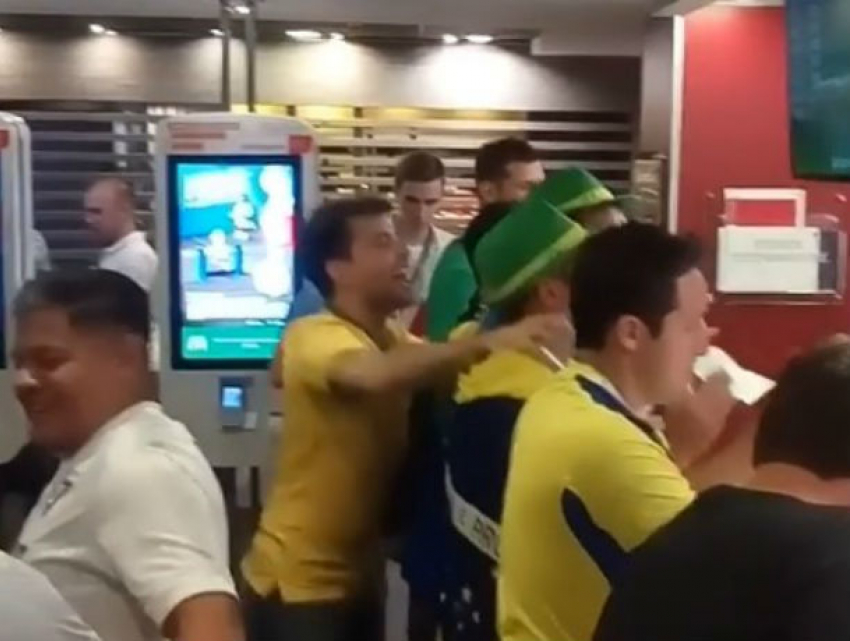 Горячие бразильские фанаты спели песню для девушки, одетой в желто-зеленую форму в Ростове