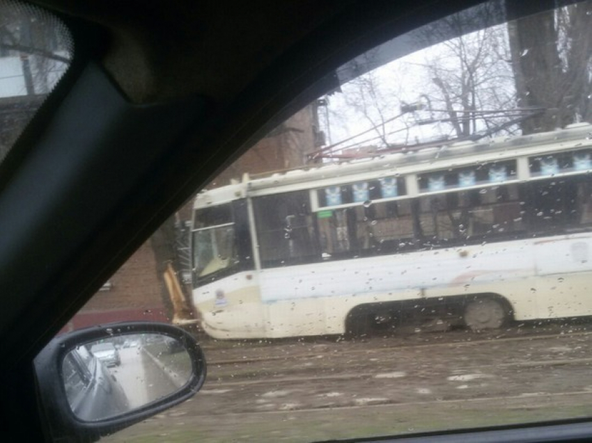 Ростовский трамвай не выдержал такой жизни, сошел с рельсов и врезался в дерево