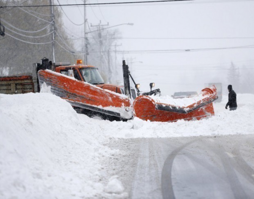 В связи со снегопадами в Ростове и области проводится работа по расчистке снега и регулируется дорожное движение