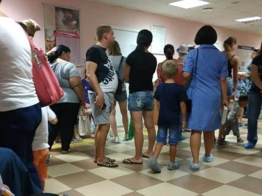 Духота, недовольные лица и отсутствие врачей возмутили жительницу Ростова в детской поликлинике