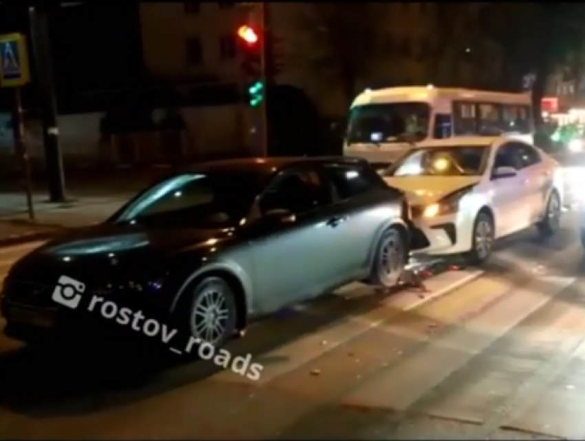 Спешили на вызов: автомобиль ДПС, прибывший на место аварии, сбил мотоциклиста в Ростове на видео 