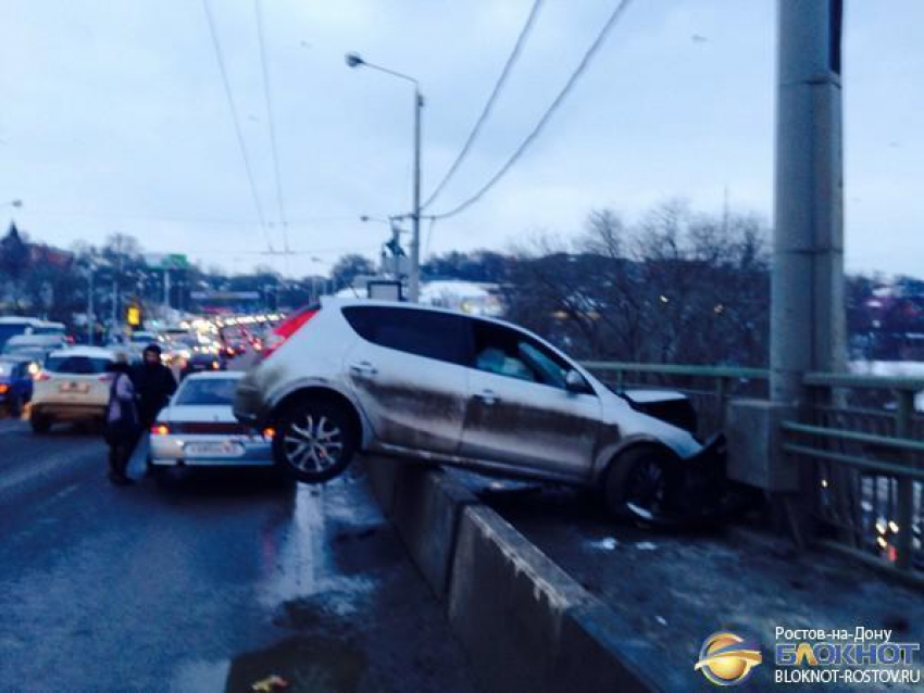 В бетонное ограждение на мосту Стачки врезалась беременная