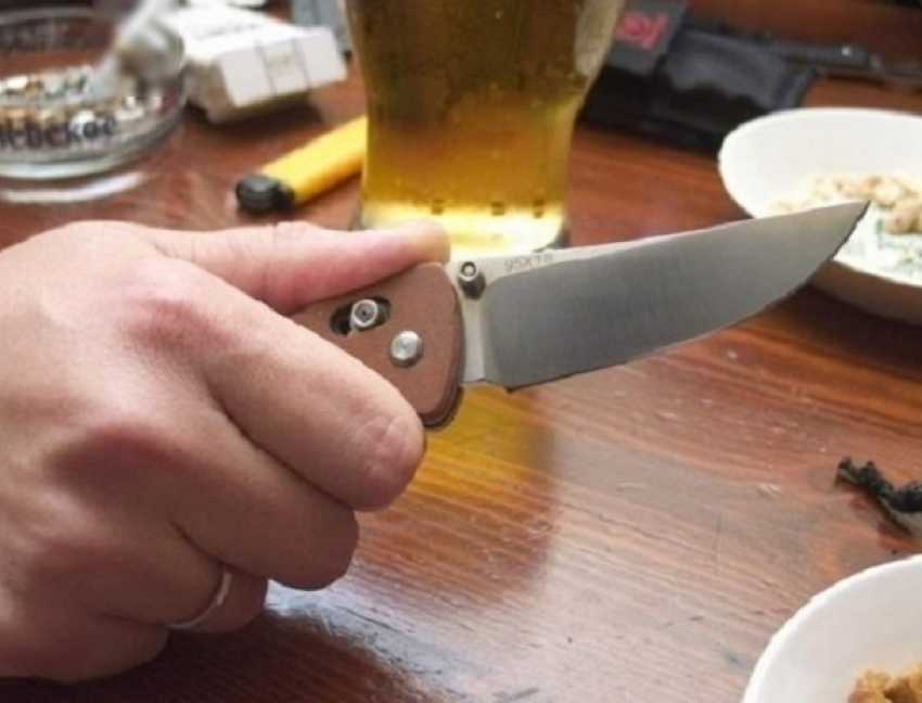 Пьяный гость заколол пенсионера ножом в Ростовской области