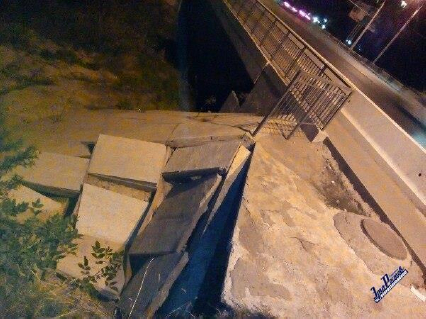 Мост на Вавилова через реку Темерник разрушается на глазах у пешеходов