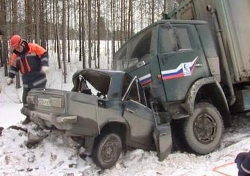 Четыре человека погибли в ДТП в Ростовской области при столкновении ВАЗа и КамАЗа