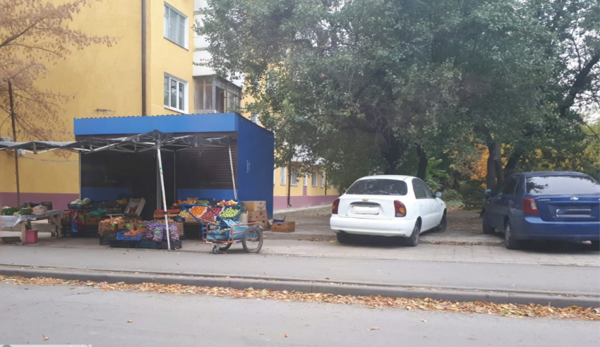 Нелегальные торговцы сбрасывают просрочку в контейнеры жителей Ростова
