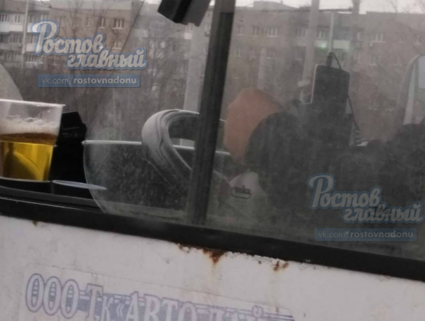 Пьющий пиво за рулем водитель маршрутки вызвал бурное возмущение жителей Ростова
