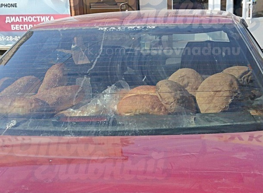 Жуткую развозку свежего хлеба по магазинам в грязной иномарке обнаружили в Ростове