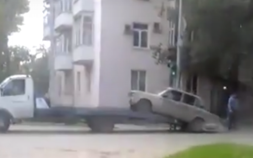 Таганрогский эвакуаторщик уронил машину 