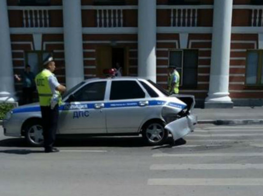 Женщина за рулем иномарки шокировала инспекторов ДПС, «протаранив» патрульный автомобиль в Ростовской области