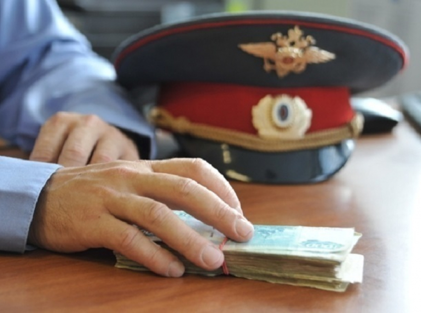 Отец и сын из Таганрога попытались откупиться валютой от полицейского по делу об избиении человека