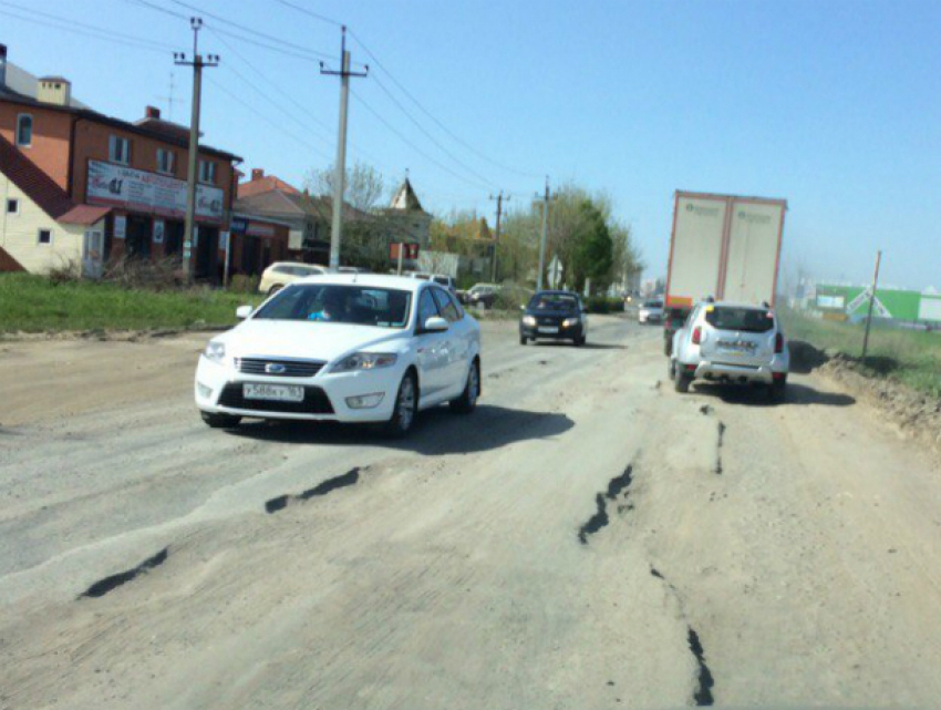 Ужасная дорога с огромными выбоинами на выезде из Ростова вызвала возмущенную реакцию горожан