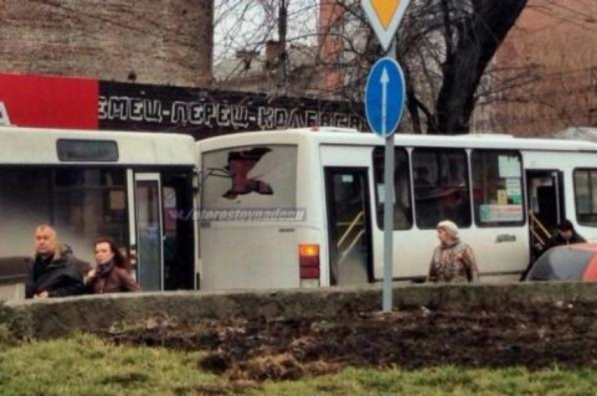 В Ростове на Центральном рынке гонка двух автобусов закончилась ДТП
