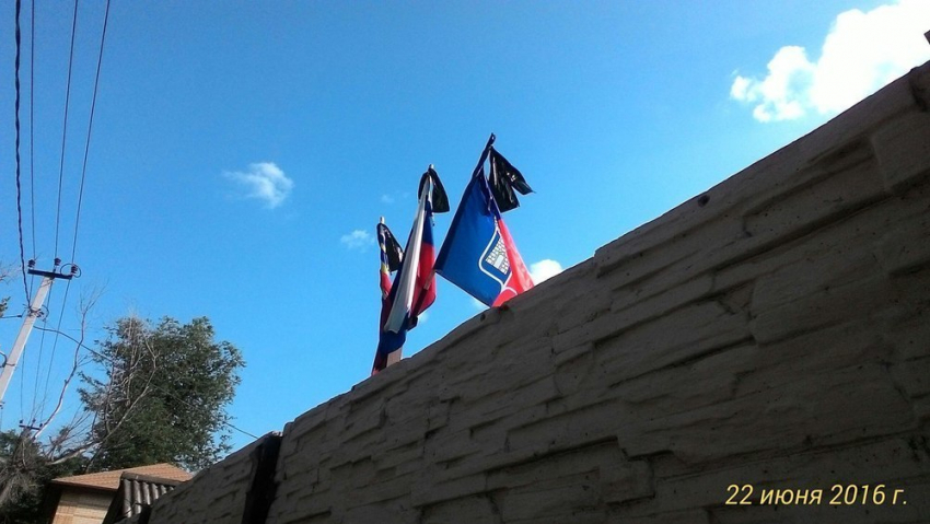 Соцсети: в Ленинском районе почтили память павших воинов мусорными пакетами на  флагах