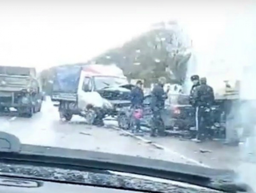 Молодая автоледи пострадала в спровоцированной самой же аварии в Ростовской области