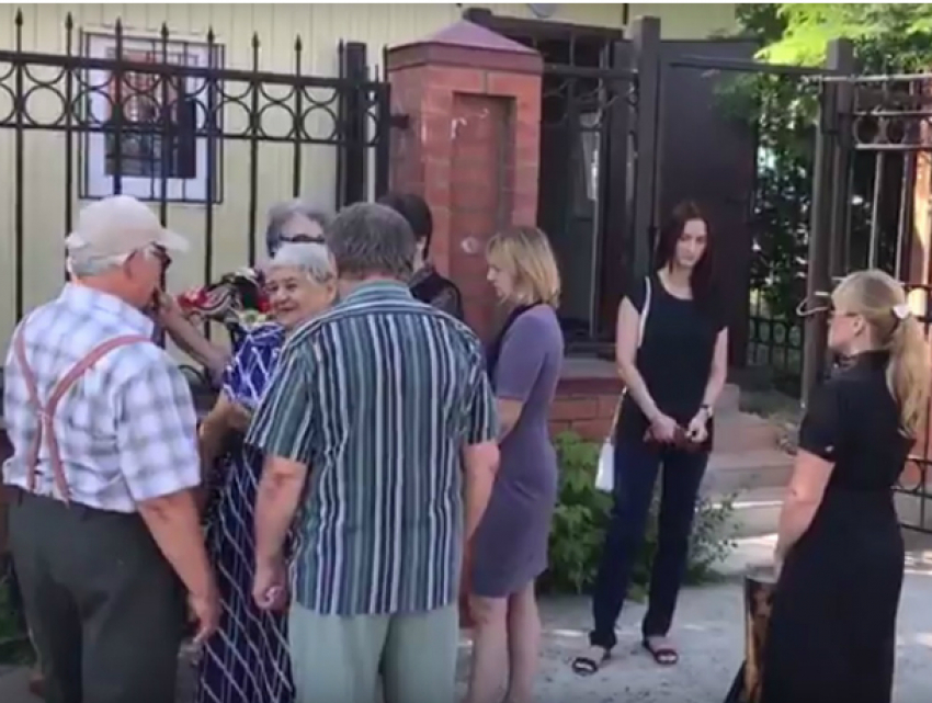 Двери морга закрыли перед носом безутешных родственников покойных в Ростове