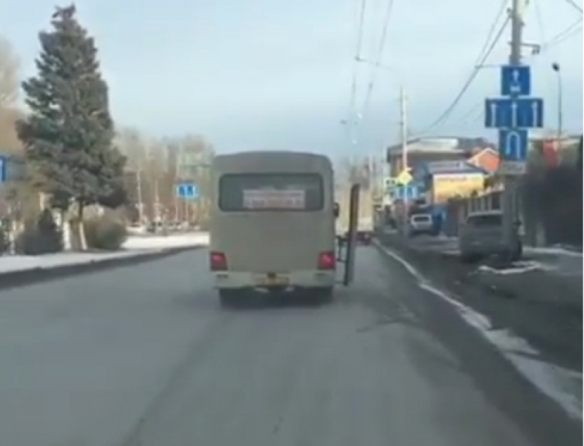 Водитель ростовской маршрутки подверг опасности пассажиров ездой с открытой дверью 
