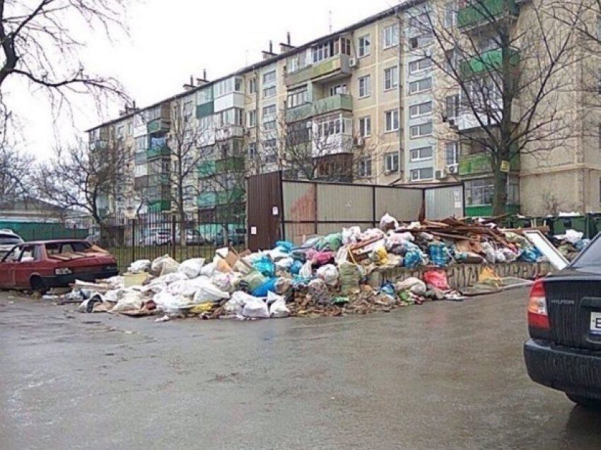 Вонючая гора мусора под окнами новостройки в Ростове-на-Дону растет как на «дрожжах» 