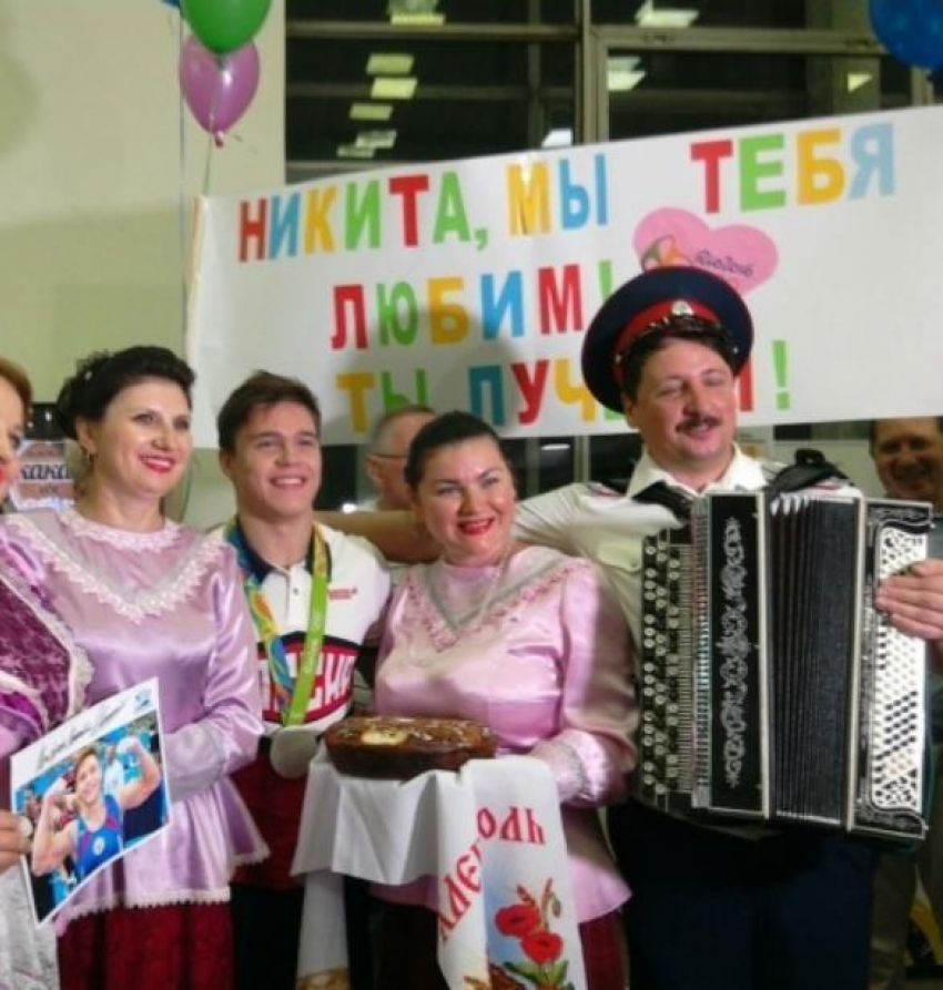 Никиту Нагорного встречали казачьими песнями в аэропорту Ростова