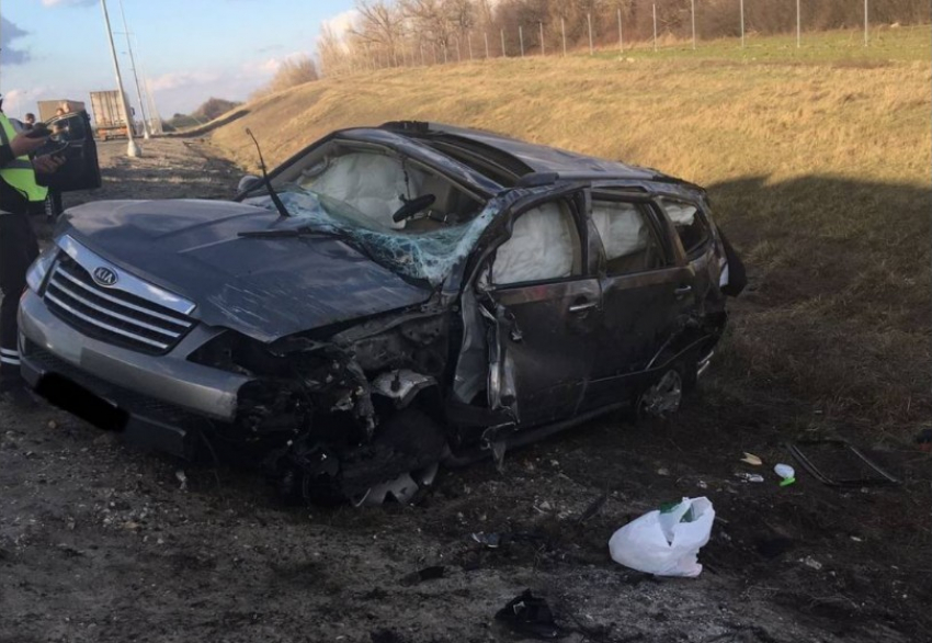 Водитель из Ростовской области не справился с управлением, сбил опору ЛЭП и улетел в кювет