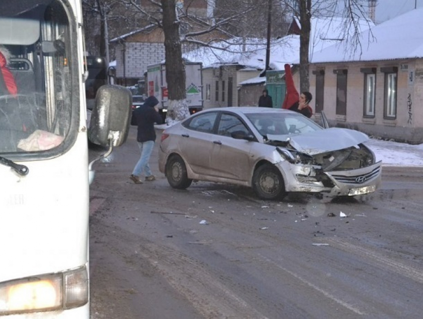 Опубликованы фото жуткого ДТП с иномаркой и маршруткой в Ростове-на-Дону