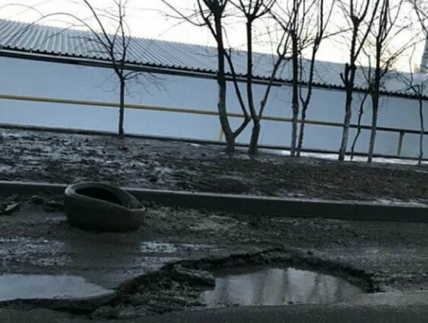 Похожая на детский бассейн огромная яма собирает пробитые колеса в Ростове