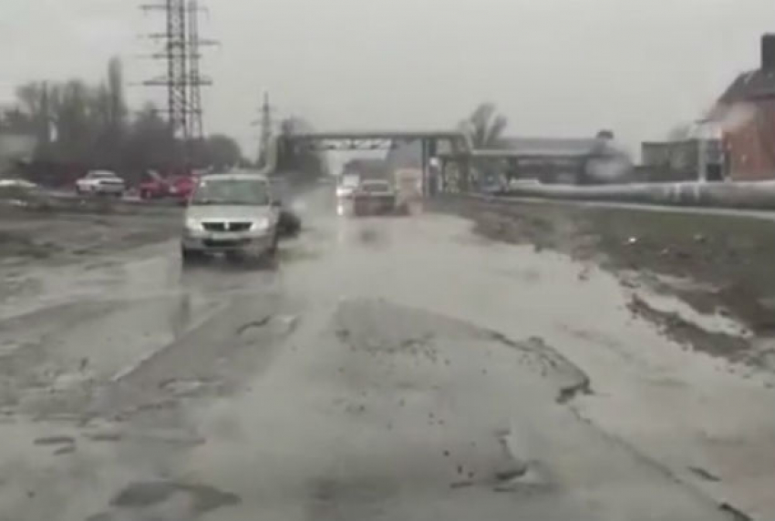 Снявшую на видео ужасную дорогу в Ростове девушку раскритиковали в соцсетях