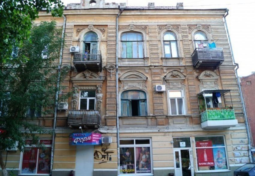 Лепнина весом в полтонны рухнула с ростовской крыши