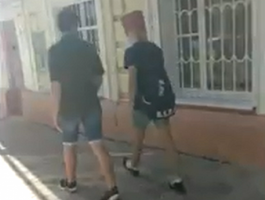 Таинственный парень с пакетом из-под фастфуда на голове изумил ростовчан на видео