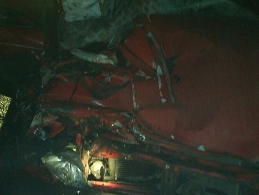 В Ростовской области при столкновении легковушки и грузовика погибли два человека