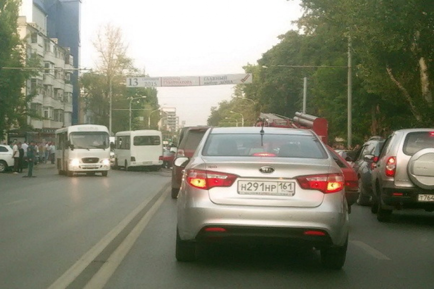 В центре Ростова маршрутка столкнулась с пожарной машиной и двумя легковушками 