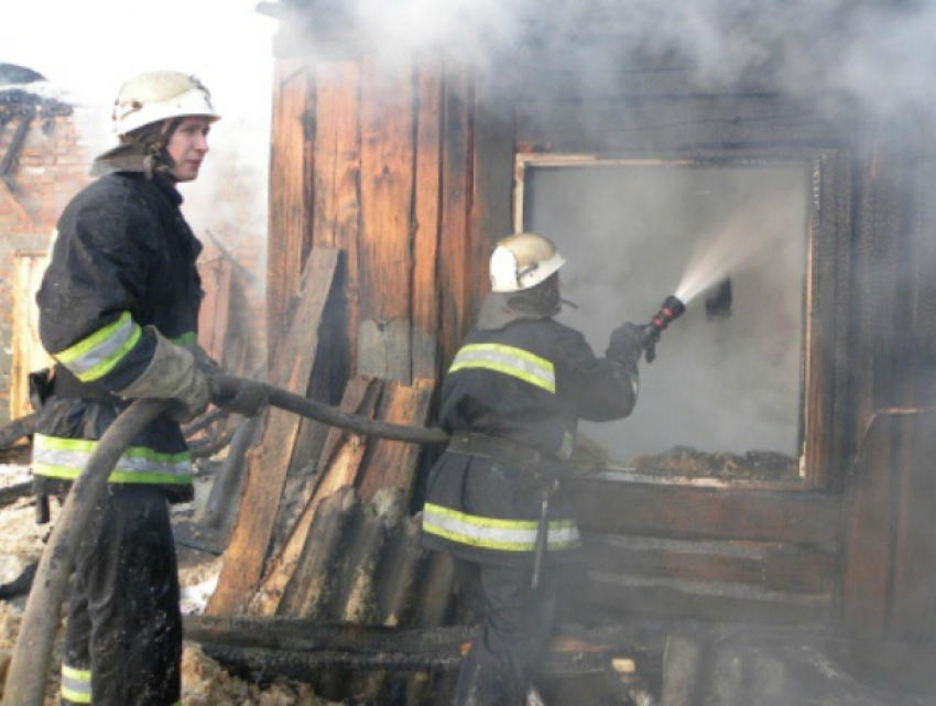 Мужчина погиб и двухлетняя малышка пострадала при пожаре в летней кухне в Ростовской области