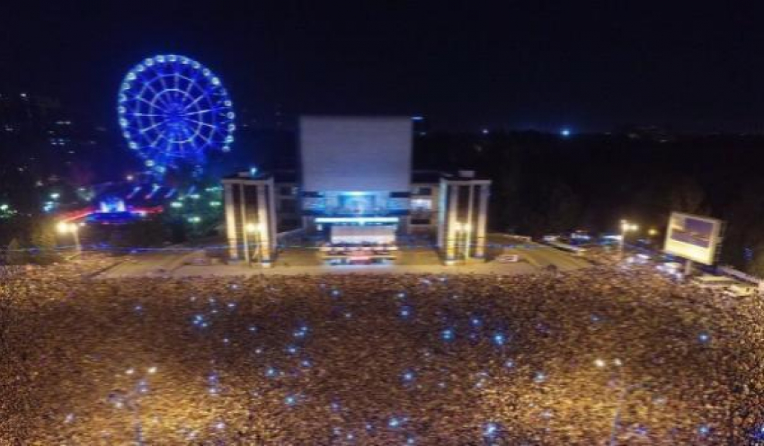 Более ста тысяч ростовчан отпраздновали День города на Театральной площади 