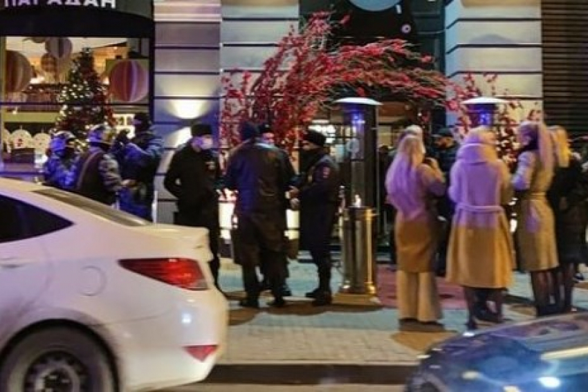 В Ростове вооруженный мужчина пытался ворваться в ресторан в центре города