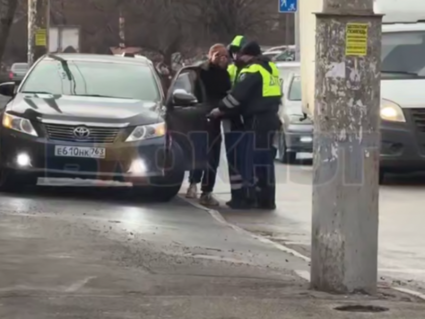 Неадекватного водителя скрутили полицейские в Ростове