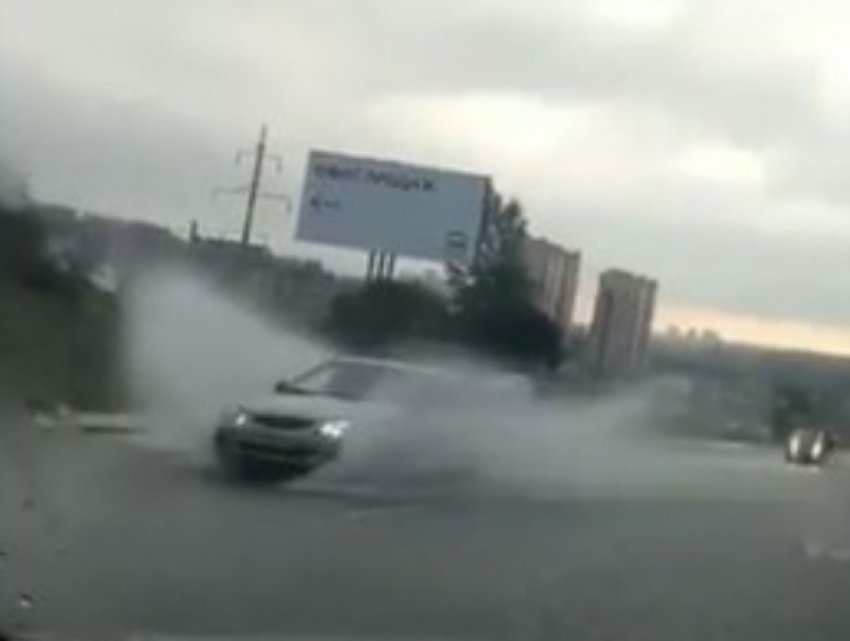 Ростов глобально затопило без единой капли дождя на видео