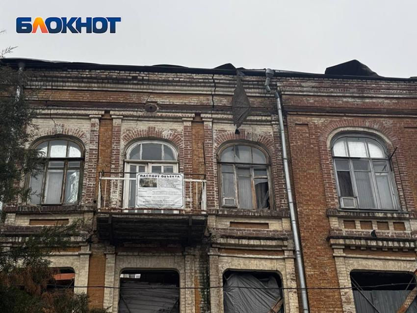 В Ростове начали срочный ремонт исторического дома Севастопуло после обрушения крыши