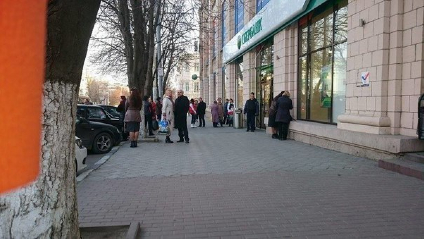 Из-за бесхозной сумки в Шахтах эвакуировали посетителей и сотрудников «Сбербанка»