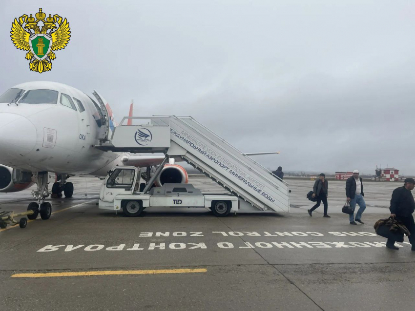 Рейс ростовской авиакомпании «Азимут» сел экстренно в Минводах