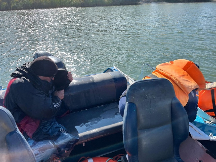 Спасатели вытащили рыбака из воды возле Зеленого острова в Ростове