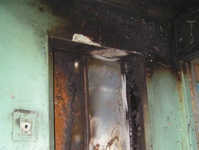 Угрожая жильцам расправой буйный хулиган сжег лифт в многоэтажке Ростовской области