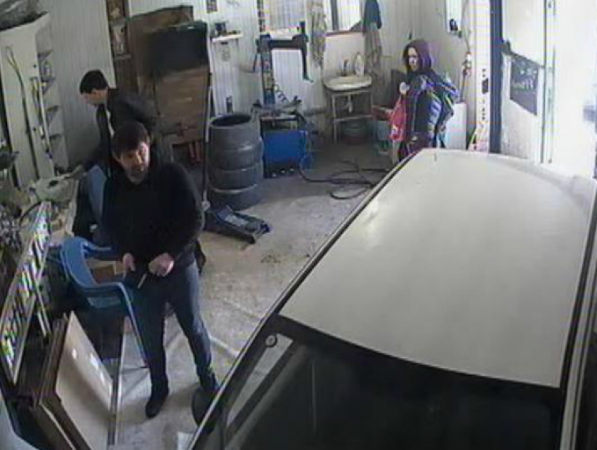 Любителя ремонтировать машину за чужой счет поймали на видео работники автосервиса в Таганроге