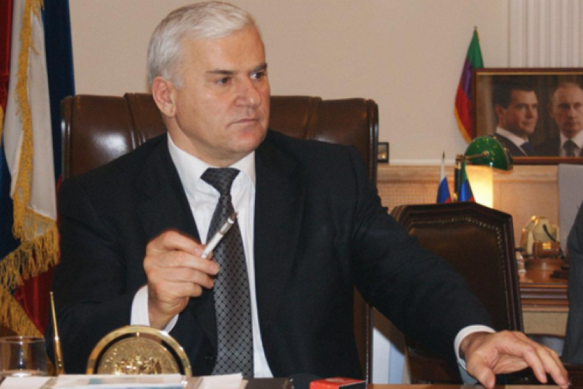 Суд запретил находиться в одной камере Амирову и племяннику