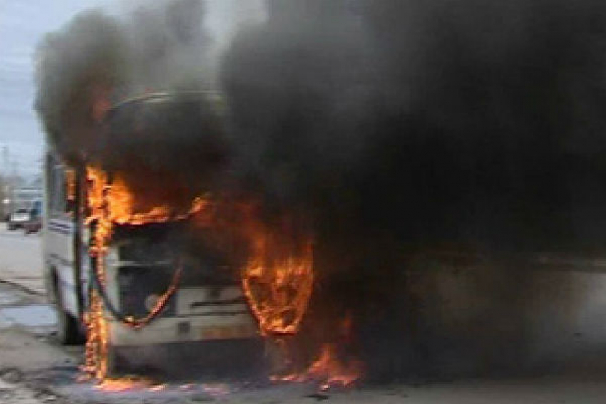 В Ростовской области загорелся школьный автобус