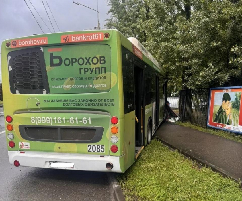 Автобус с пятью пассажирами врезался в припаркованный грузовик и забор в Ростове