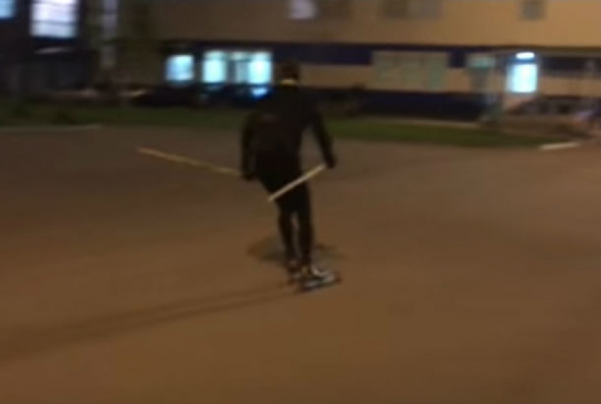 Экстремальный «Форсаж» ночного лыжника в парке Ростова попал на видео