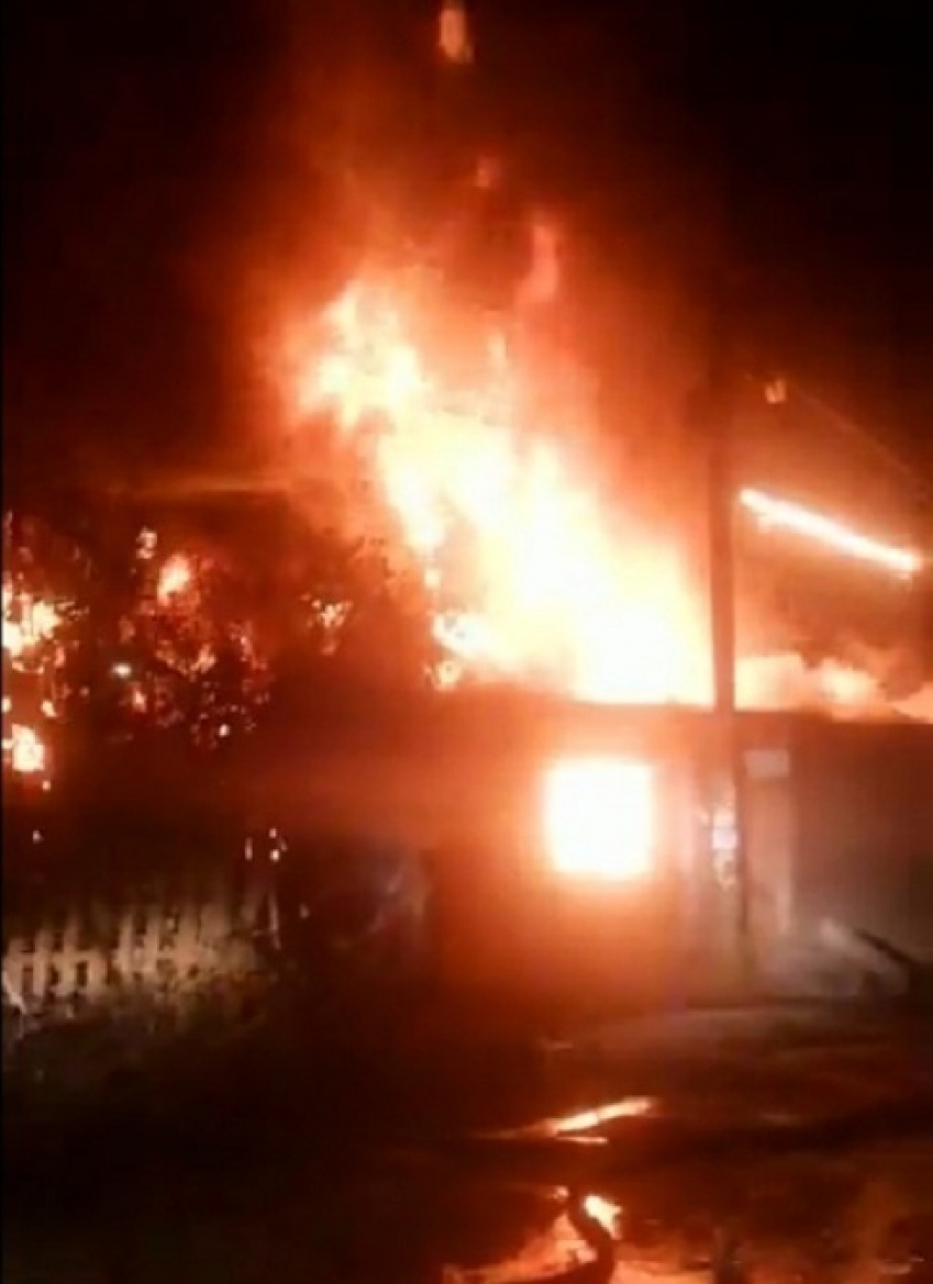 В Ростове из-за замкнувшей электропроводки сгорел частный дом