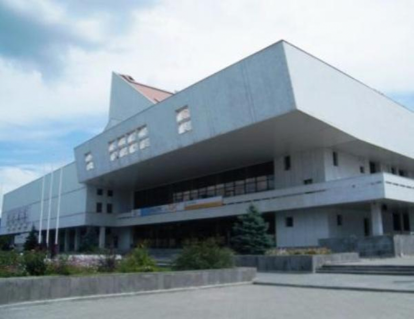 Возле ростовского Музыкального театра заменят тротуарную плитку