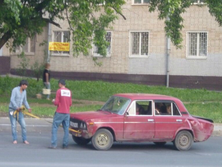 Рискуя жизнью пьяные мужчины «вручную» тащили автомобиль с подругами по дорогам Ростова